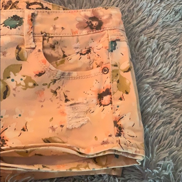 Vanilla Star Pink Floral Pattern Short 🌷🌺🌸 - Picture 3 of 4